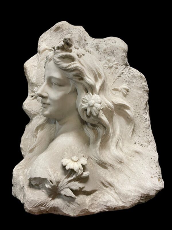 Sculpture Art Nouveau En Marbre Blanc Représentant Une Jeune Femme