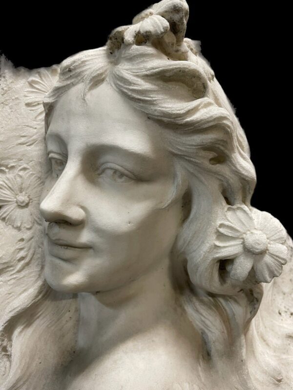 Sculpture Art Nouveau En Marbre Blanc Représentant Une Jeune Femme