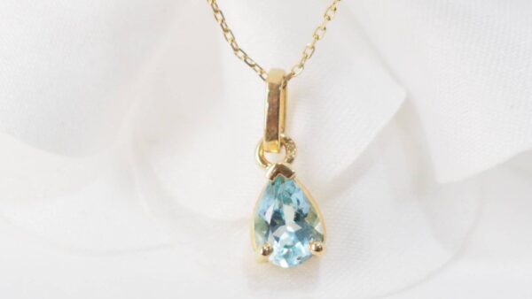 Collier Solitaire En Or Jaune Et Topaze Bleue